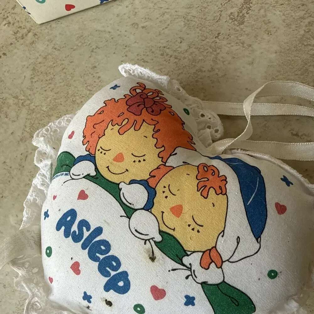 Vtg Applause Little Raggedys Awake Asleep Heart Shaped Pillow Protector Box